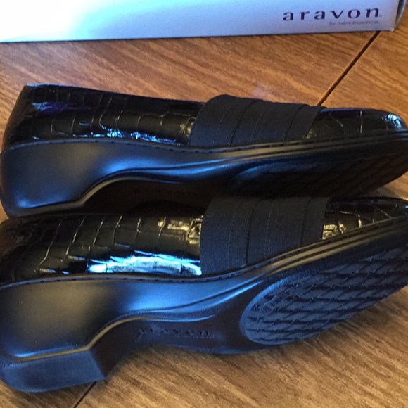 LIKE NEW! Aravon slip on dress shoes. - Picture 4 of 8